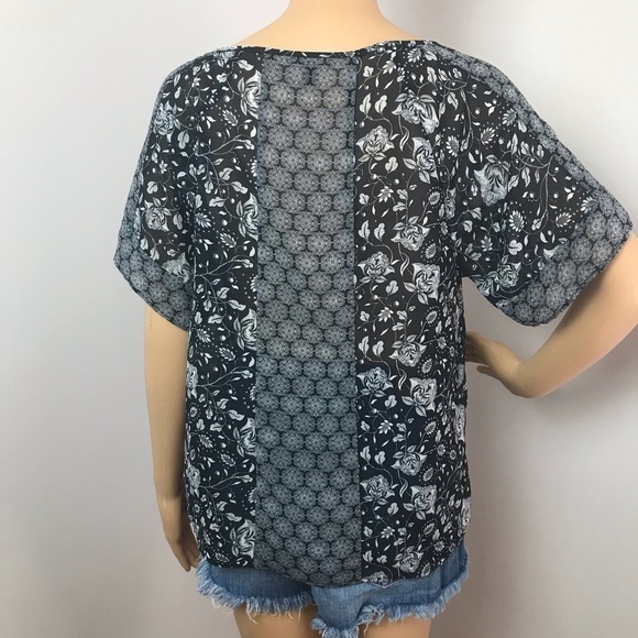 American Eagle Keyhole Tie Blouse – Black & White Floral Stripe – Size Small Pet - Picture 5 of 9